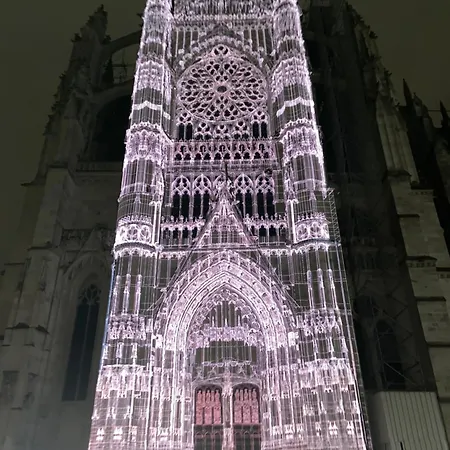 Iago City,appartement Spacieux 2 Chambres, Hyper Centre, Aeroport Et Gare A Proximite